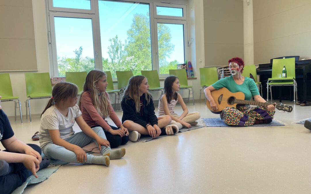 Umweltclown begeistert Grundschüler für Energie und Umweltschutz